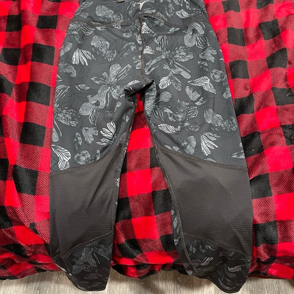 Old Navy Go Dry Leggings - Picture 2 of 3